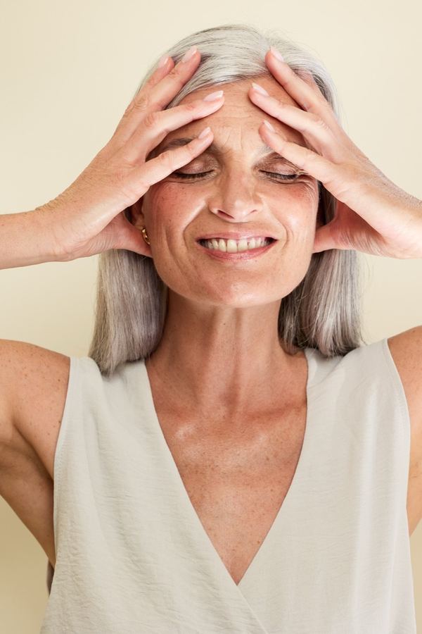 Femme en top blanc, souriante et détendue