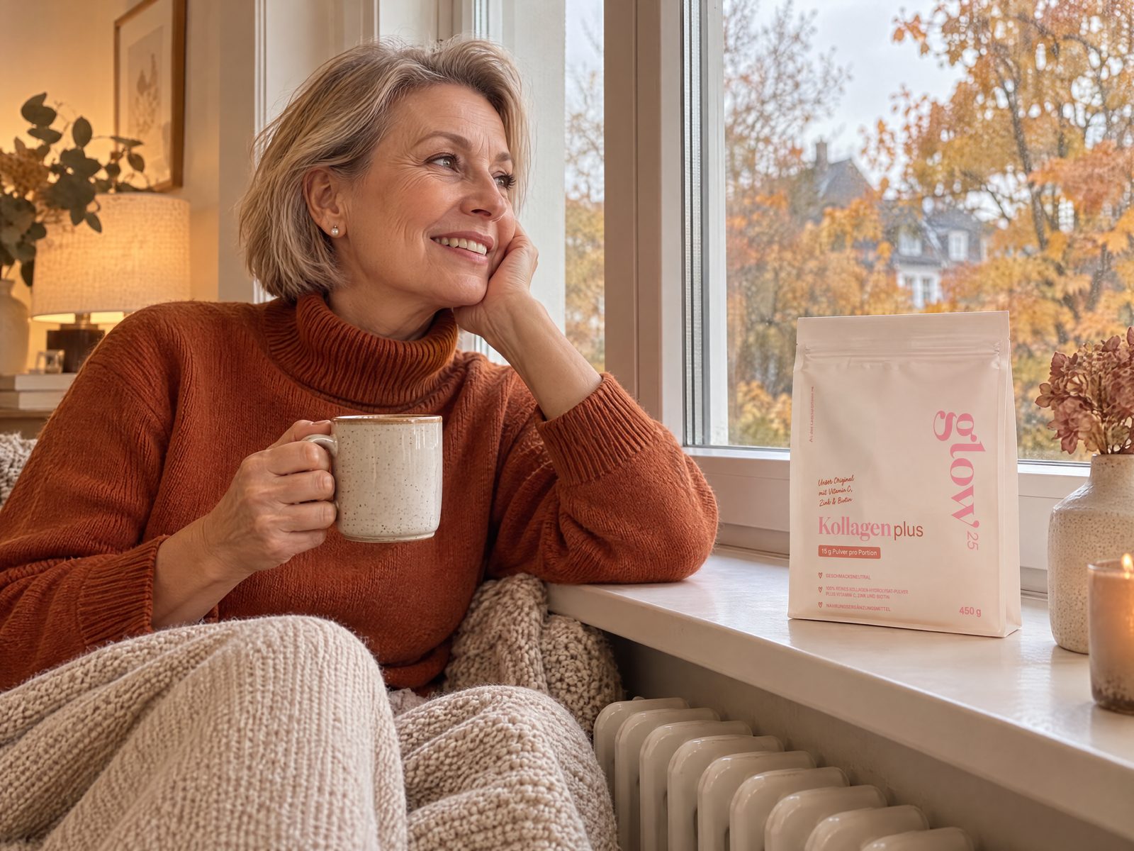 Donna con un dolcevita color ruggine alla finestra con foglie autunnali, accanto Collagen Plus