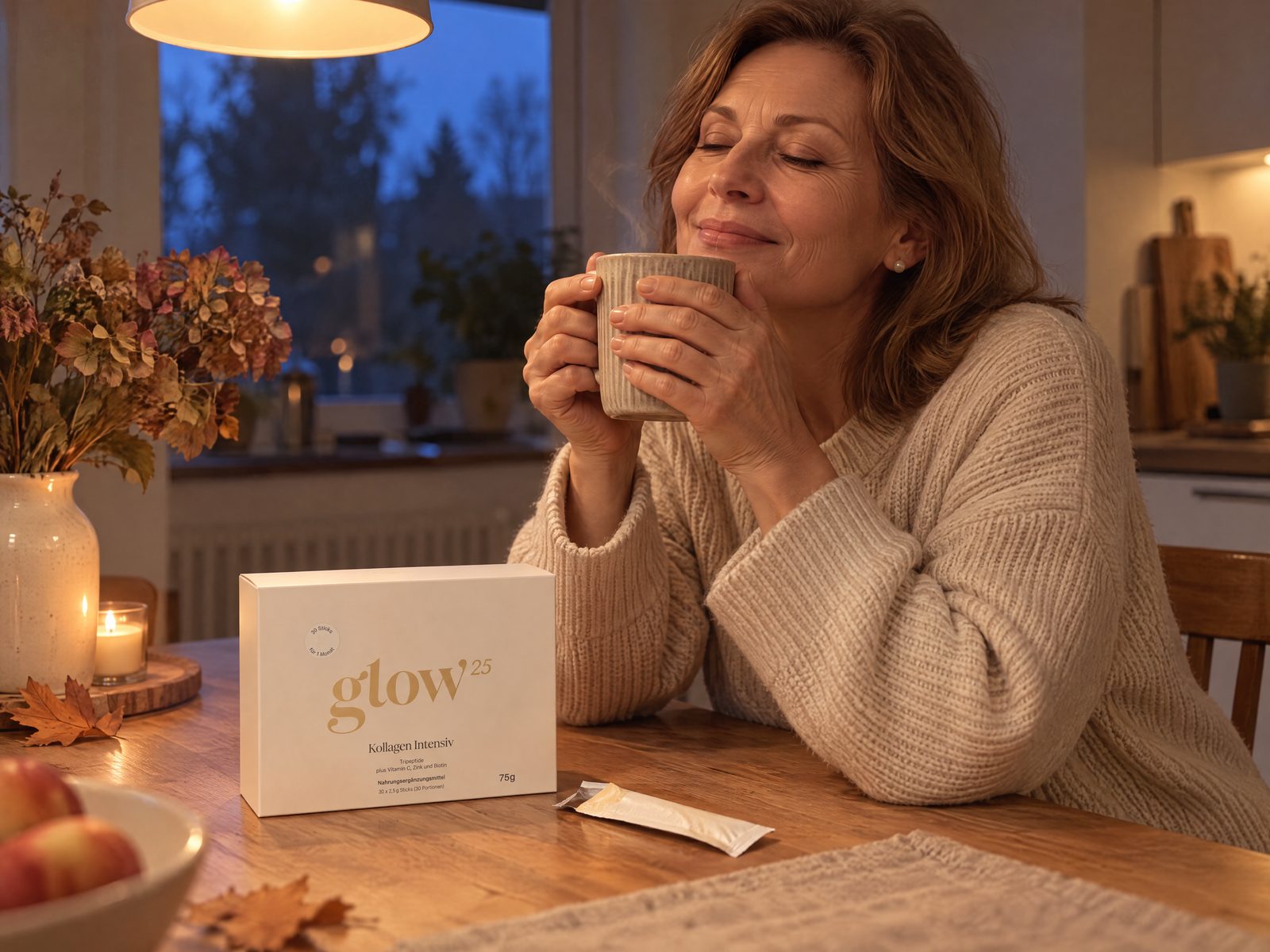 Donna con un maglione in maglia in una buia mattina d'autunno tiene il suo caffè, accanto Collagen Intensive