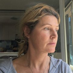 Frau blickt abwesend aus dem Fenster