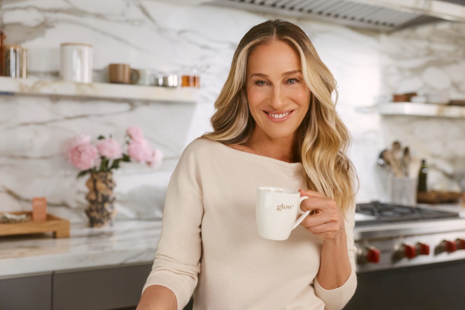 Sarah Jessica Parker, Chief Creative Officer bei Glow25, mit einer Glow25-Tasse in ihrer Küche