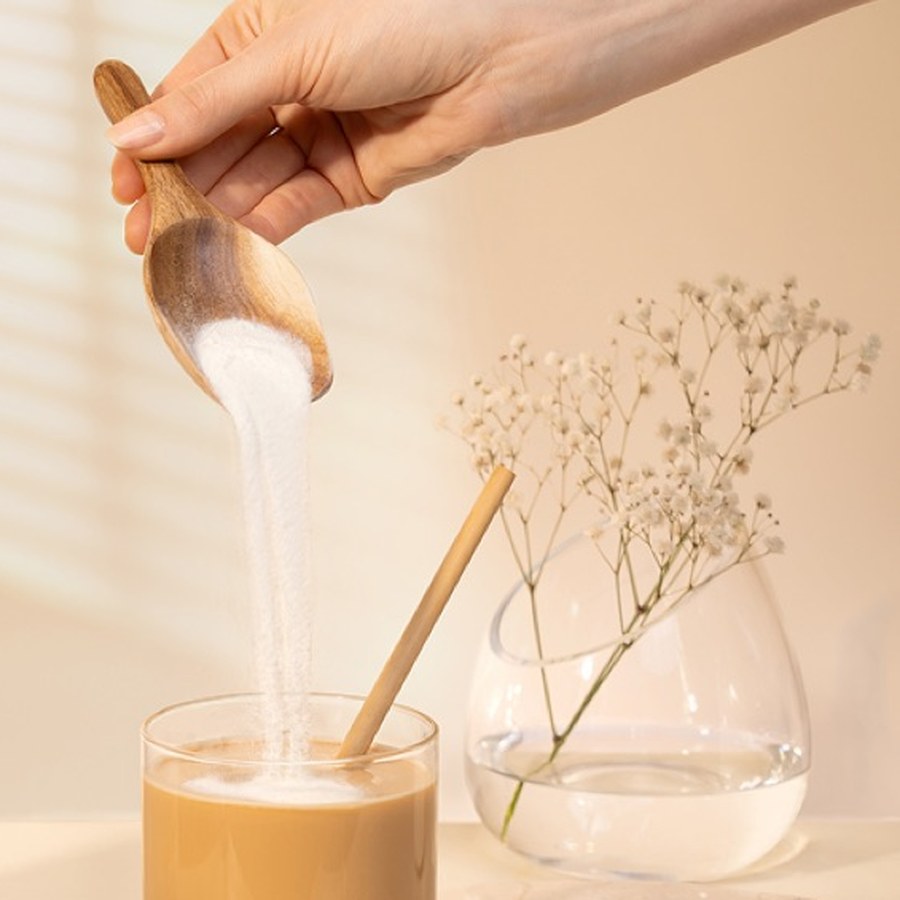 Le Collagène Plus est remué dans un café