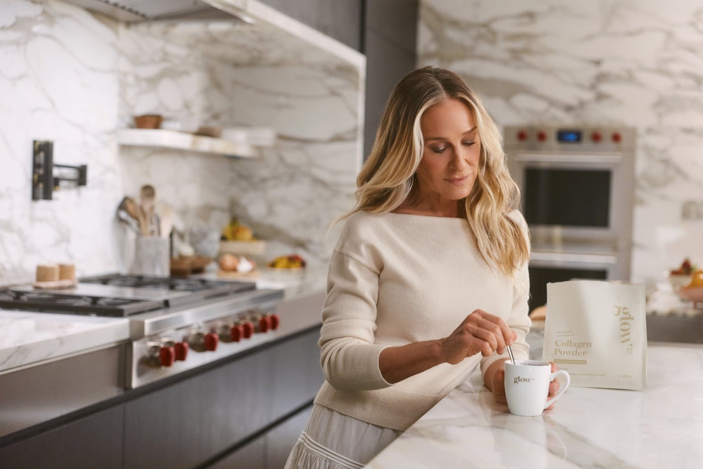 Sarah Jessica Parker remue du collagène Glow25 dans son café
